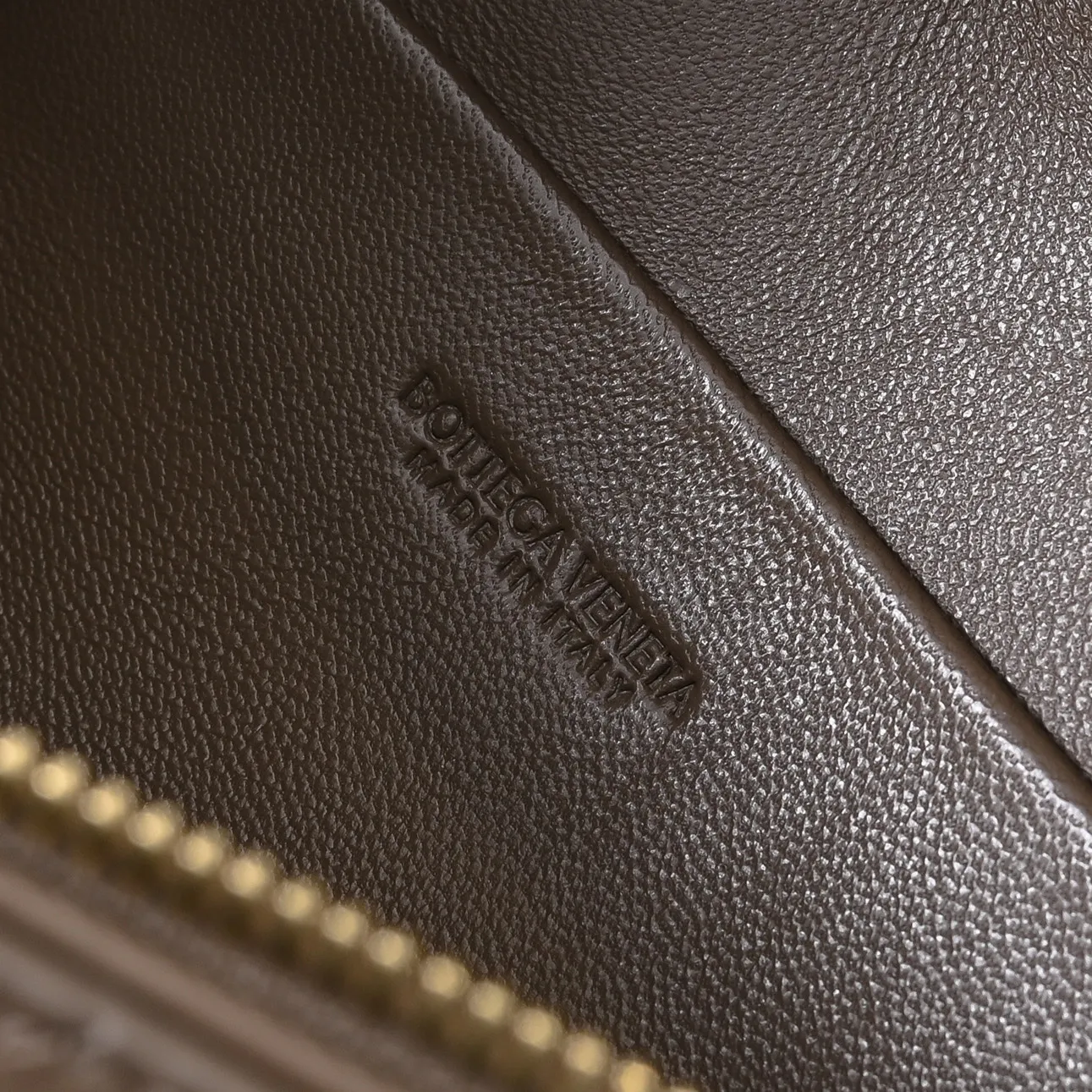 Batch 1360 Bottega Veneta 24 spring and summer woven zipper crossbody bag. A crossbody bag that can be used as a cosmetic bag. The exquisite weaving and compact body are an indispensable accessory for the upcoming summer. The double zipper also better protects the bag. It has a large capacity. If you like it, don’t miss it. Style number: 9109 Size: 22*12.5*5cm